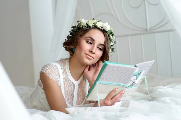 Una Bella Sposa Con Una Corona Fiori Tra Capelli Legge — Foto Stock