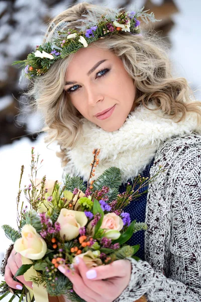 Vonzó Szőke Sminkkel Virágkoszorúval Hajában Téli Szépségportré — Stock Fotó