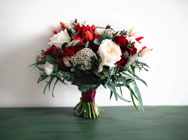 Grand Beau Bouquet Mariage Avec Des Roses Rouges Blanches Sur — Photo