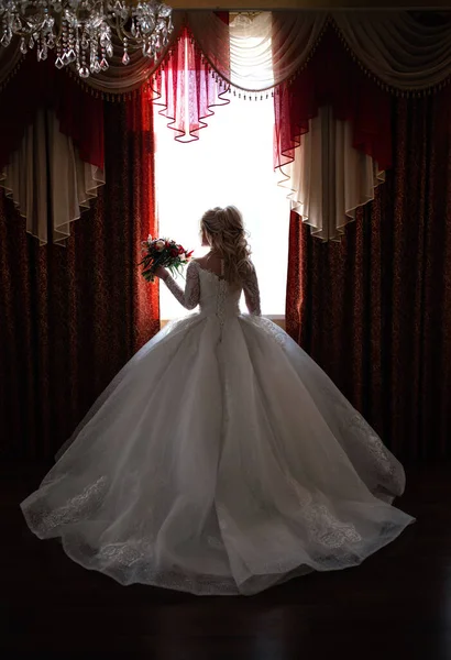 Manhã Noiva Noiva Lindo Vestido Noiva Exuberante Com Buquê Quarto — Fotografia de Stock