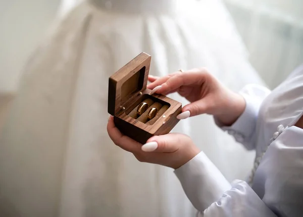 Anelli Nuziali Una Scatola Legno Nelle Mani Della Sposa Dettagli — Foto Stock