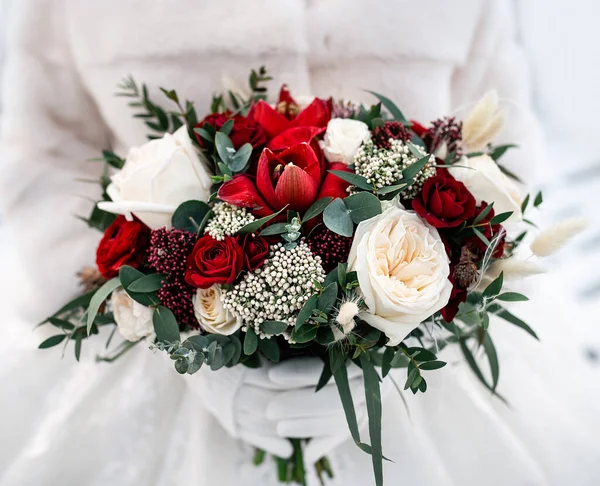 Bouquet Mariage Roses Rouges Blanches Dans Les Mains Mariée Concept — Photo