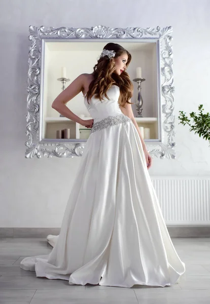 Bella Sposa Moda Abito Sposa Gioielli Lunghi Capelli Ricci Posa — Foto Stock