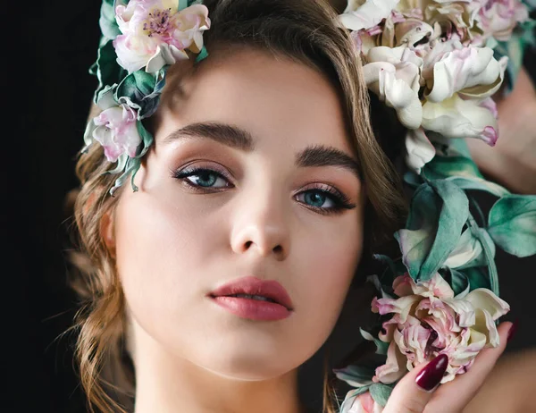 Saçında Çiçekler Olan Güzel Bir Kadın Yaratıcı Makyajlı Bir Mankenin — Stok fotoğraf