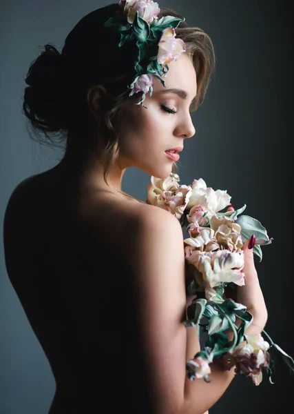 Vacker Kvinna Med Blommor Skönhetsporträtt Modell Med Kreativ Makeup Och — Stockfoto