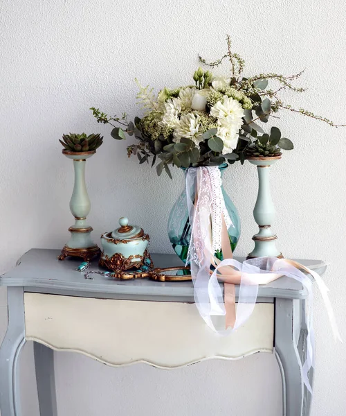 花瓶里的桌上放着一束漂亮的大花束 上面有白色的缎带 — 图库照片