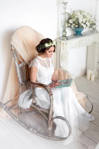 Una Bella Sposa Elegante Abito Bianco Seduta Una Poltrona Sogni — Foto Stock