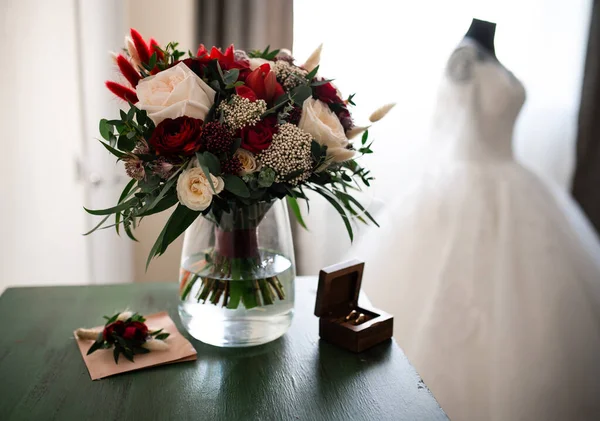 温柔的婚礼日 婚礼花束和模糊的婚纱靠近窗户 — 图库照片