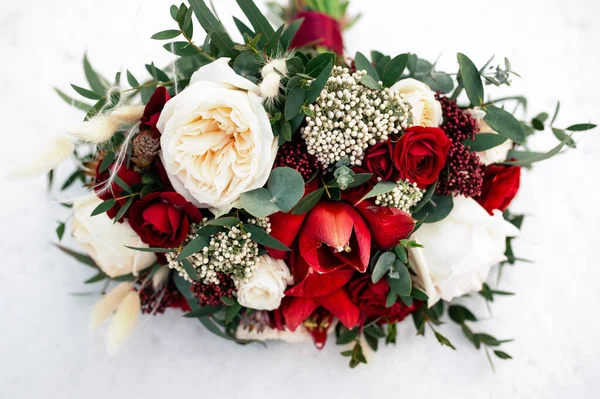 Bouquet Mariage Roses Rouges Blanches Sur Neige Blanche Concept Mariage — Photo