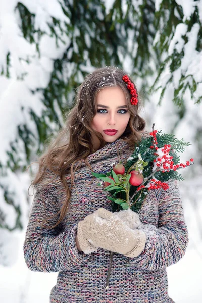 Mulher Bonita Com Buquê Roupas Inverno Andando Uma Floresta Nevada — Fotografia de Stock