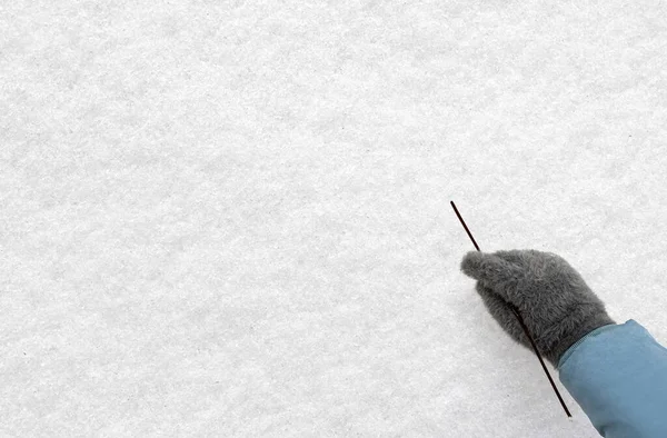 Een Handschoen Schrijft Witte Sneeuw Mockup Met Kopieerruimte — Stockfoto