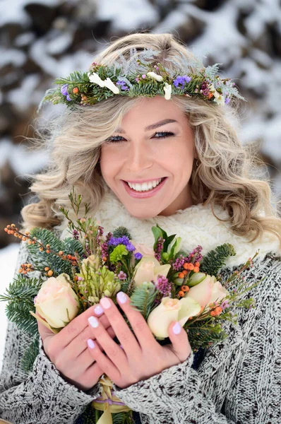 Uma Bela Jovem Com Dentes Brancos Sorriso Perfeito Feliz Inverno — Fotografia de Stock