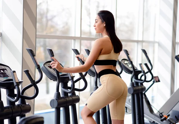 Όμορφη Γυναίκα Γυμναστικής Στα Αθλητικά Κάνοντας Ασκήσεις Καρδιο Στο Γυμναστήριο — Φωτογραφία Αρχείου