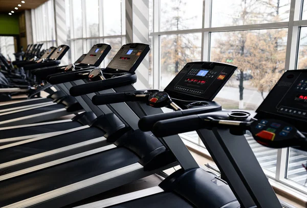 Bieżnie Nowoczesnym Centrum Fitness Siłowni Sprzętem Urządzeniami Ćwiczeń — Zdjęcie stockowe