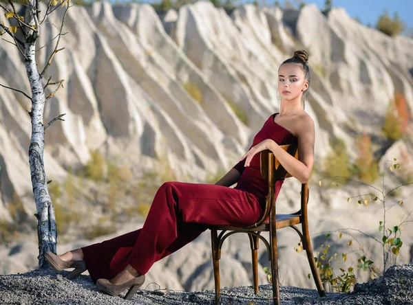 Güzel Bir Kız Beyaz Dağların Yakınındaki Kırmızı Tulumlu Bir Sandalyede — Stok fotoğraf