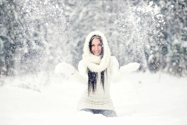 Χαμογελαστή Γελαστή Γυναίκα Που Παίζει Χιόνι Στο Όμορφο Δάσος Του — Φωτογραφία Αρχείου