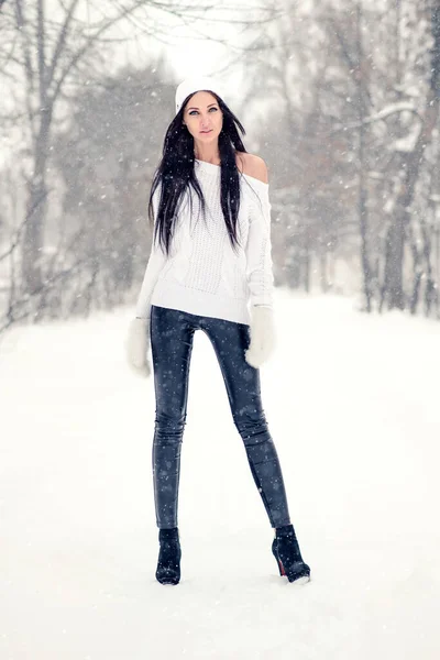 Χειμωνιάτικη Μελαχρινή Νεαρή Γυναίκα Μακριά Πόδια Ζεστό Πουλόβερ Εξωτερική Πορτρέτο — Φωτογραφία Αρχείου