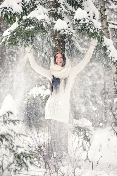 Hapy Mulher Rindo Brincando Com Neve Bela Floresta Inverno Caminhada — Fotografia de Stock