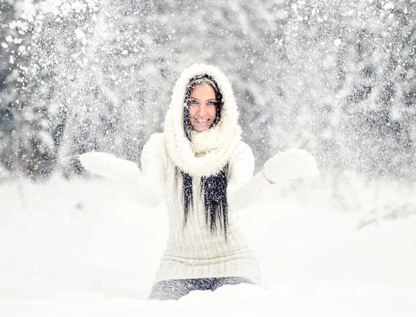 Γελώντας Ευτυχισμένη Γυναίκα Παίζει Χιόνι Στο Παγωμένο Δάσος Του Χειμώνα — Φωτογραφία Αρχείου