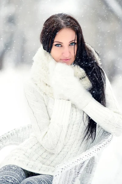 Inverno Bella Giovane Donna Sulla Sedia Bianca Bellezza Ritratto All — Foto Stock