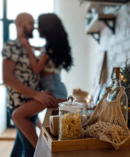 Ett Par Förälskade Köket Romantisk Man Och Kvinna Fokus Äter — Stockfoto
