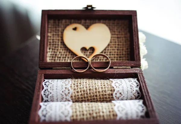 Anéis Casamento Caixa Madeira Com Coração Borrado Detalhes Casamento Presente — Fotografia de Stock