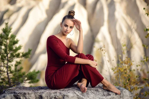 Mulher Bonita Uma Pedra Macacão Vermelho Perto Das Montanhas Brancas — Fotografia de Stock