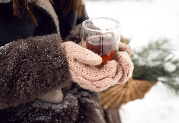 Mãos Femininas Seguram Uma Xícara Chá Com Limão Dia Frio — Fotografia de Stock
