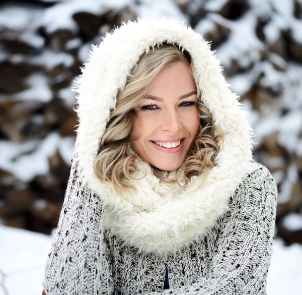 Μια Όμορφη Χειμωνιάτικη Γυναίκα Λευκά Δόντια Και Τέλειο Χαμόγελο Ευτυχισμένο — Φωτογραφία Αρχείου