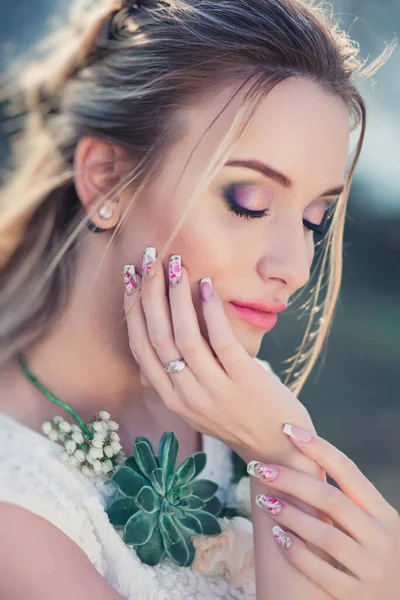 Primavera Mulher Atraente Livre Retrato Senhora Sensual Romântico Com Unhas — Fotografia de Stock