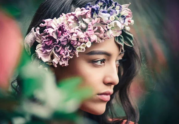Çiçek Çelenkli Güzel Bir Asyalı Kadın Açık Hava Güzellik Portresi — Stok fotoğraf