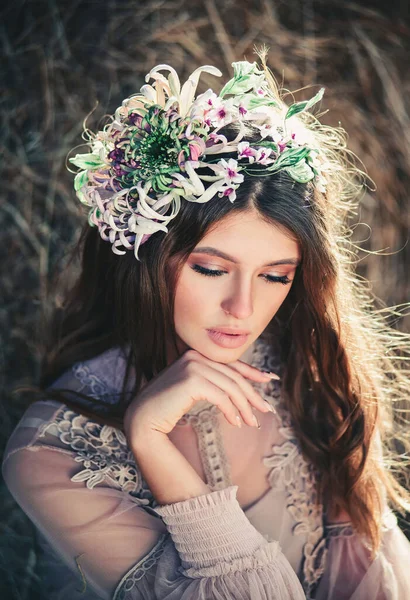 Belle Jeune Femme Avec Une Couronne Fleurs Portrait Beauté Extérieur — Photo