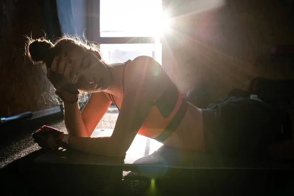 Mujer Atlética Delgada Haciendo Ejercicio Físico Gimnasio Empujones Atleta Desde —  Fotos de Stock