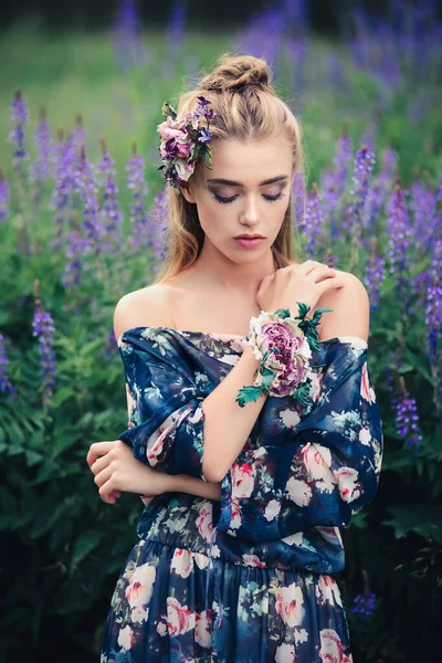 Ung Vacker Kvinna Med Lila Blommor Lupin Våren Fält Skönhet — Stockfoto