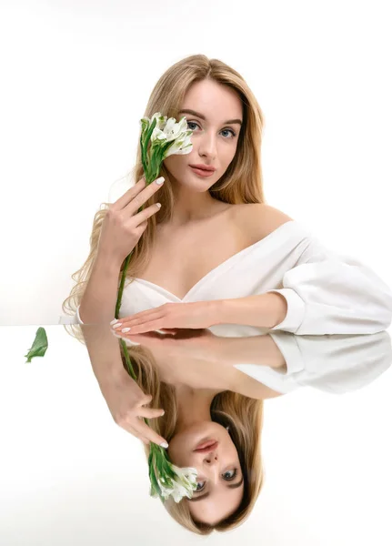 Çiçekli Güzel Bir Kadının Güzel Yüzü Aynadaki Yansıma Beyaz Arkaplanda — Stok fotoğraf