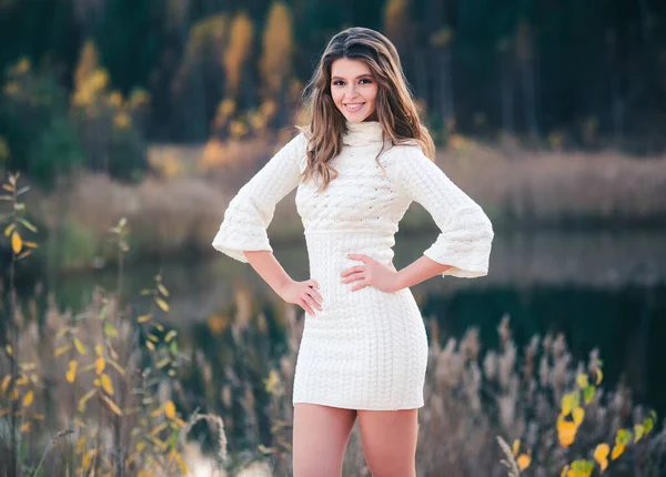 Une Belle Femme Souriante Sweat Blanc Profite Une Journée Printemps — Photo