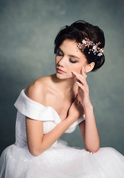 Bella Sposa Con Acconciatura Alla Moda Splendida Giovane Donna Abito — Foto Stock