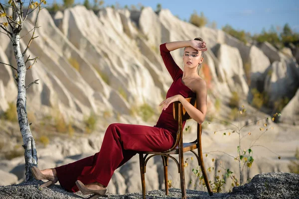 Mulher Bonita Moda Uma Cadeira Macacão Vermelho Perto Das Montanhas — Fotografia de Stock