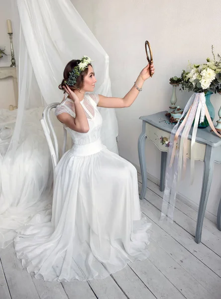 Una Bella Sposa Elegante Abito Bianco Seduta Una Sedia Sogni — Foto Stock