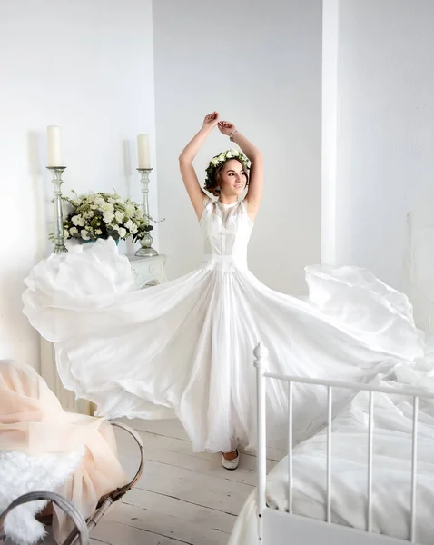 Felice Sposa Sorridente Abito Elegante Bianco Con Una Corona Fiori — Foto Stock