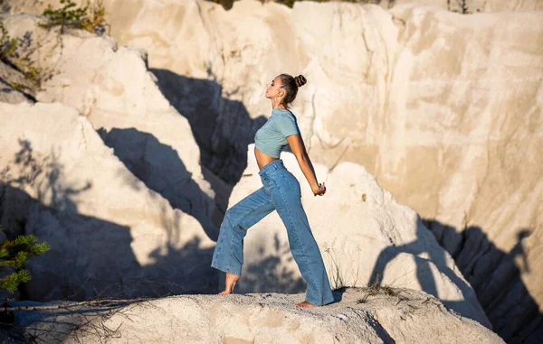 Genç Narin Bir Kadın Dışarıda Yoga Egzersizi Yapıyor Kız Doğada — Stok fotoğraf