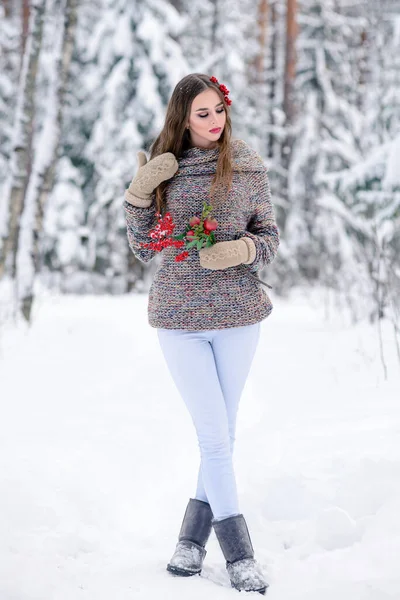 Vacker Ung Kvinna Med Vinter Bukett Promenader Snöskog — Stockfoto