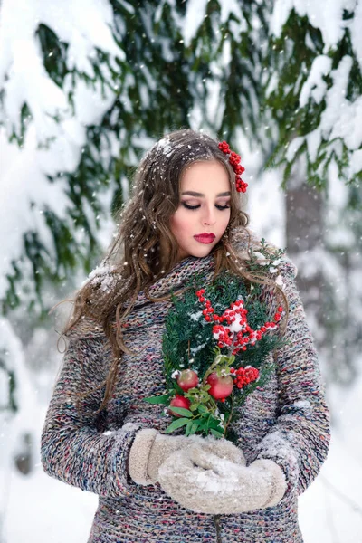 Mulher Bonita Roupas Inverno Com Buquê Andando Uma Floresta Nevada — Fotografia de Stock