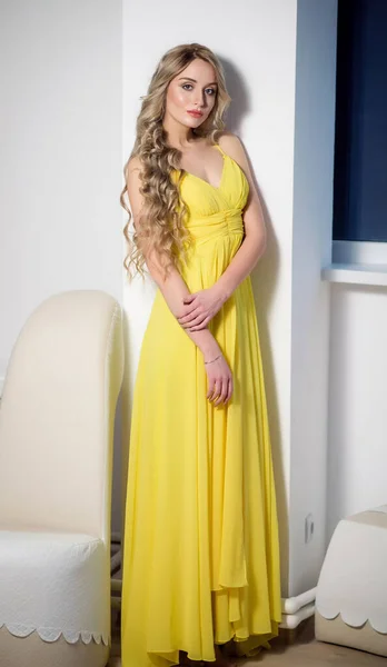 Молодая Красивая Женщина Желтом Вечернем Платье Портрет Модели Прической — стоковое фото