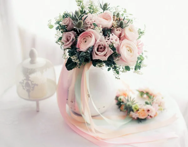 漂亮精致的婚礼花束在一个白色的花瓶与粉红色的缎带 — 图库照片