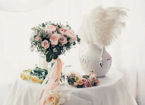 Bouquet Délicat Dans Vase Blanc Avec Des Rubans Roses Belle — Photo