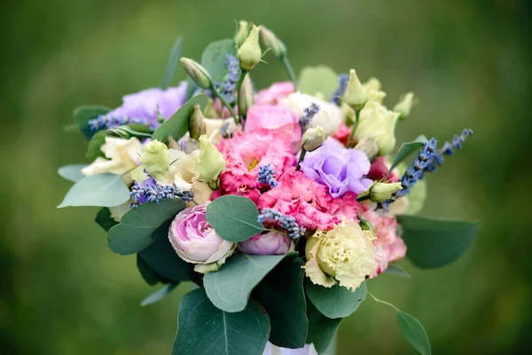 Grand Beau Bouquet Mariage Tendre Dans Contexte Nature Estivale — Photo