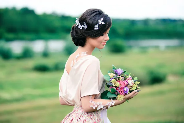 Gentile Giovane Donna Con Bellissimo Bouquet Gode Una Giornata Primavera — Foto Stock