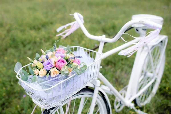 Trevlig Vit Cykel Med Vacker Korg Färgade Rosor Och Pioner — Stockfoto