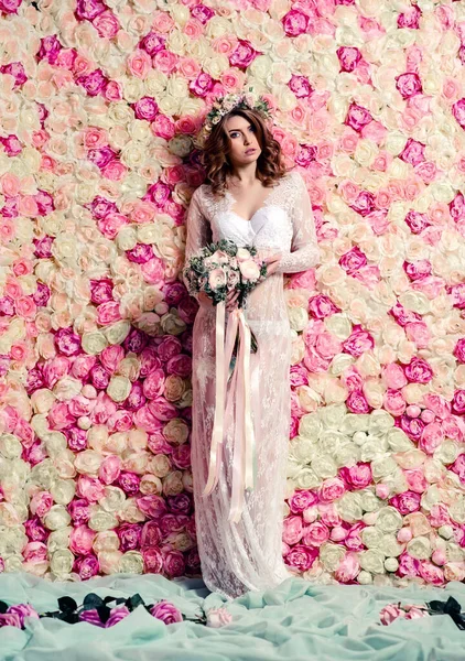 Sposa Sensuale Sullo Sfondo Una Parete Floreale Rose Bella Mattina — Foto Stock